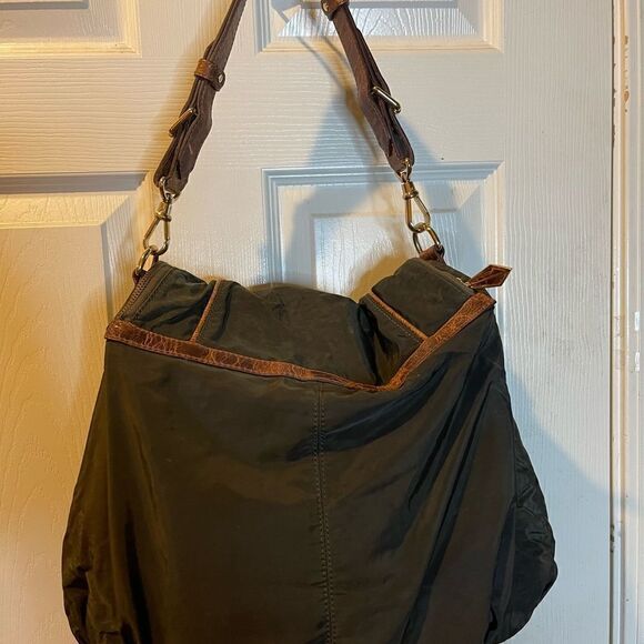 Treesje Olive green nylon with brown trim  slouch shoulder bag gold tone accents - Picture 2 of 10